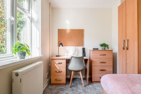 5 Bed Semi-Detached House, Hillside, BN2 - Photo 5