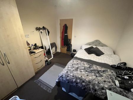3 bedroom flat to rent - Photo 5