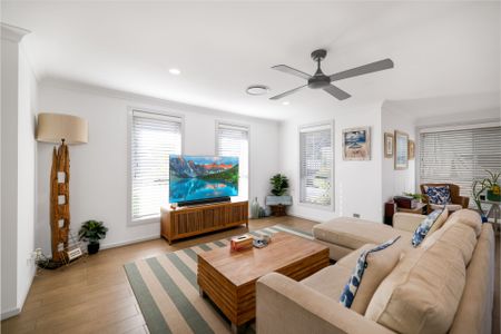 Coastal 3 Bedroom - 2 Bathroom - Double Garage plus Boat or Van Storage - Photo 5