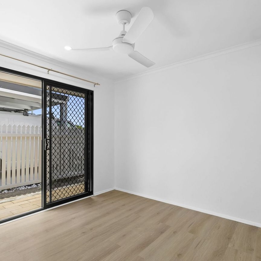 Spacious Duplex in Broadbeach Waters - Photo 1