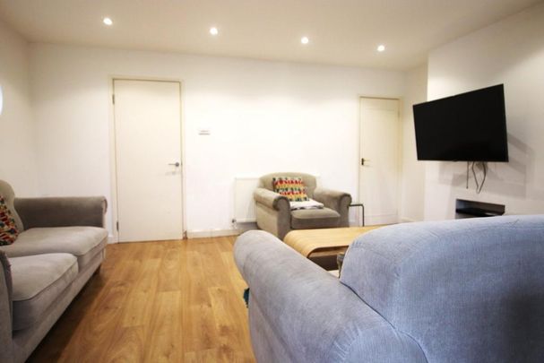 4 bedroom end of terrace house to rent - Photo 1