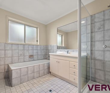 SPACIOUS FAMILY HOME - Photo 5