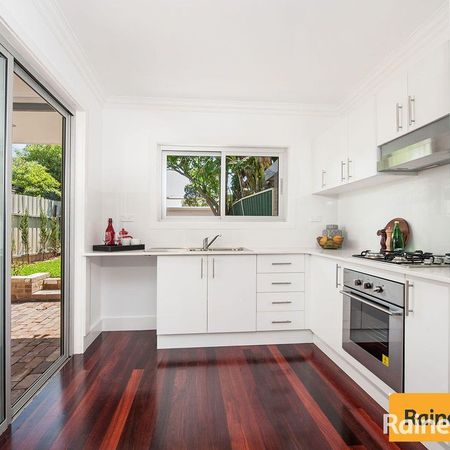 Well presented home ideal location - Photo 3