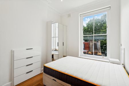 2 bedroom flat in London - Photo 4