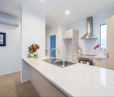 Charming 3BR Townhouse in Hobsonville - Photo 3