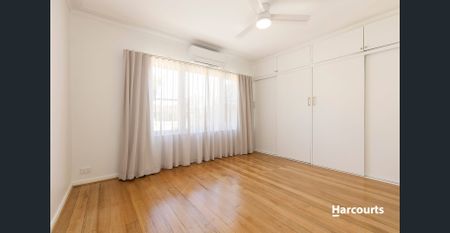 Spacious 5-Bedroom Living with Modern Kitchen & Outdoor Entertaining. - Photo 4