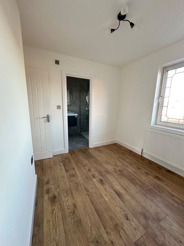 3 Bed Terraced House, Castle Close, E9 - Photo 4