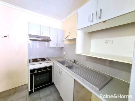 “TWO BEDROOM APARTMENT ONLY 10 MIN WALK TO LIVERPOOL STATION!” - Photo 4