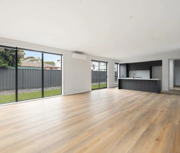 Spacious 4-Bedroom Townhouse for Rent - Photo 2