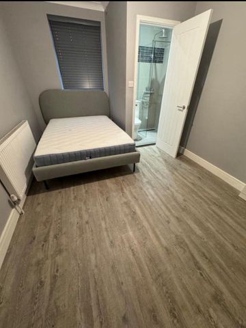 1 bedroom hotel room to rent - Photo 2