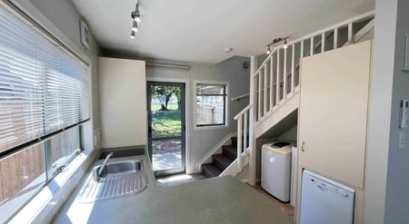 Sunny 1 Bedroom Home! - Photo 5