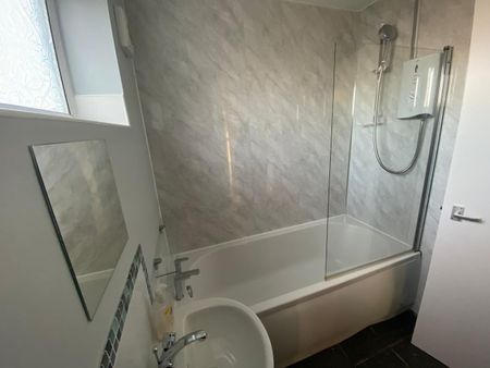 5 Bed Terraced House, Somerby Road, IG11 - Photo 4