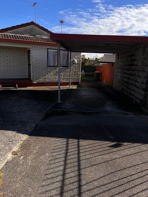 Charming 3BR Flat Bush Home with Garden - Photo 1