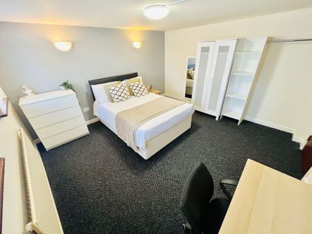 2 Bed Student Accommodation - Photo 2