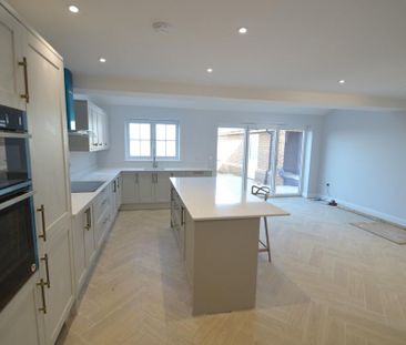 4 bedroom detached house to rent - Photo 5