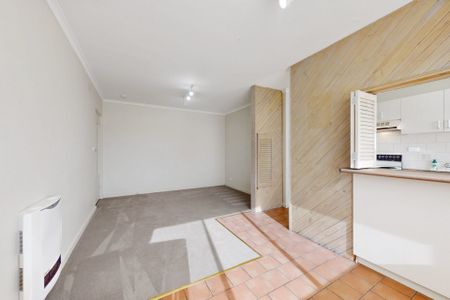 Charming Two-Bedroom Apartment in Prime Essendon Location - Photo 5