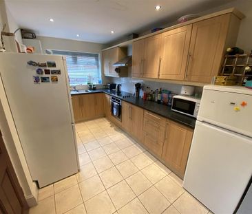 4 bedroom semi-detached house to rent - Photo 3
