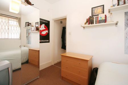 1 bedroom in a flat share to rent - Photo 3