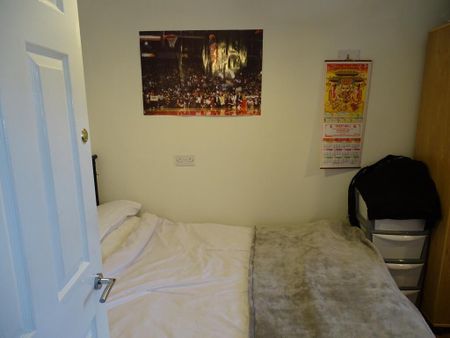 4 bedroom semi-detached house to rent - Photo 3