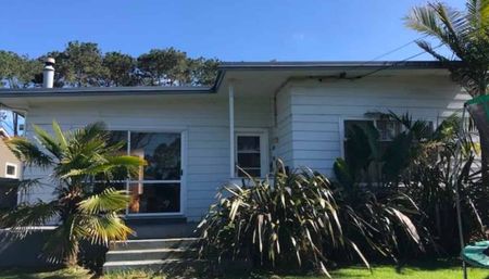 LARGE FAMILY HOME TO ENJOY THOSE SUMMER BBQ's - Photo 4