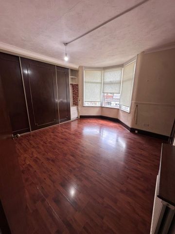 3 Bed Terraced House, Montpelier Gardens, E6 - Photo 4