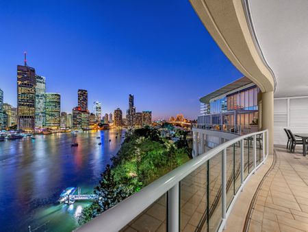 Waterfront Apartment with City Views - Photo 2