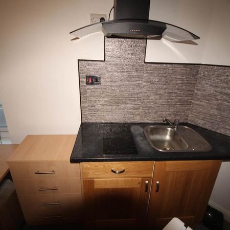 1 bedroom in a house share to rent - Photo 3