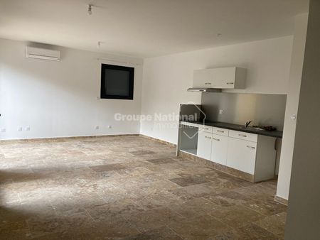 Maison de 2021 de 90m² avec 85m² de jardin Idéalement située non loin du centre de vinon La maison se compose au rez de chaussée : Entrée avec placard séjour cuisine équipée, cellier, une chambres, salle d'eau, wc. 1er 2 chambres, salle de bains wc Chauf, - Photo 5