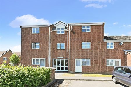 Chatsworth Road, Chichester, PO19 7XD - Photo 2