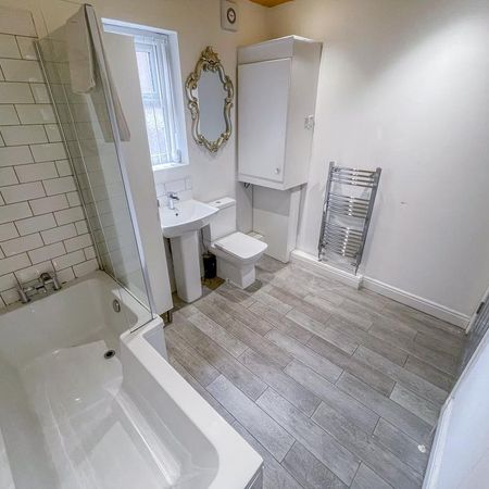 1 bedroom in a house share to rent - Photo 4