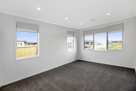 This stunning home is sure to impress! - Photo 5