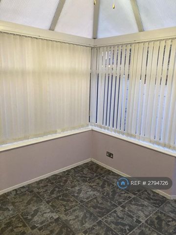 2 bedroom semi-detached house to rent - Photo 4