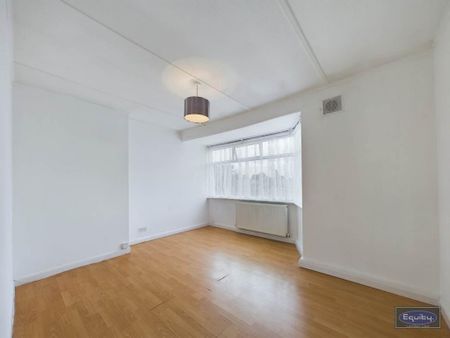 3 bedroom flat to rent - Photo 4