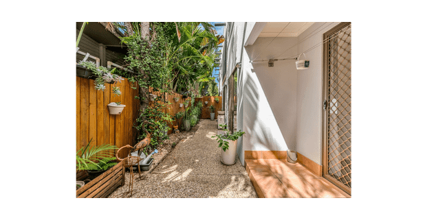 Fully Furnished, Homely Apartment on Sought-After Paradise Island - Photo 1