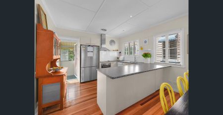 Close to Train and Shops! - Photo 4