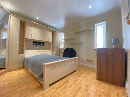 1 bedroom in a house share to rent - Photo 2