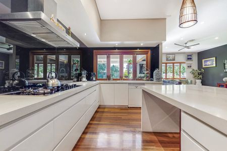 Stunning Fully Furnished 4-Bedroom Queenslander with Pool & Garden Maintenance Included - Photo 5