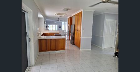 Spacious Family Home with a pool! - Photo 5