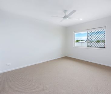 Luxury Living in Coral Cove - 3 Bed + Media + Air Con + Solar - Photo 4