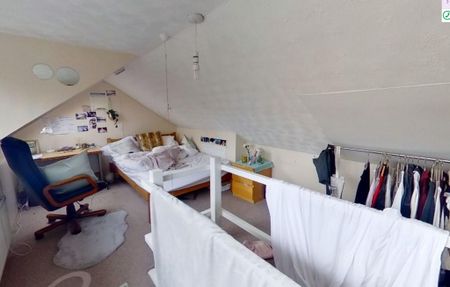 6 Bedroom Semi-Detached House - Photo 3