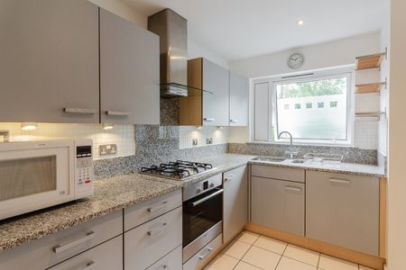 3 Bed Terraced House, Holmes Close, SE22 - Photo 5