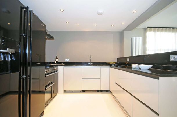 Refurbished three bedroom flat set over the first floor of a smart modern gated apartment block. - Photo 1