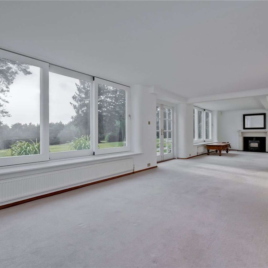 An elegant family home in a stunning secluded position, including a swimming pool, tennis court, two bedroom cottage, small paddock and two stables. - Photo 1