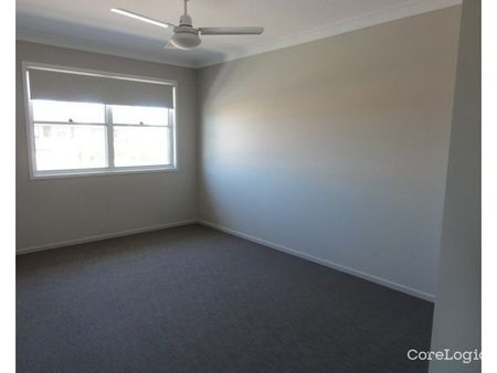 Executive and spacious townhouse in an ideal location! - Photo 4