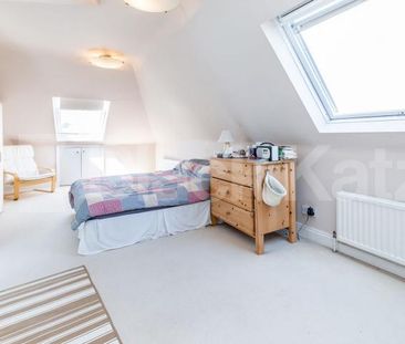 Amazing two double bedroom property set in a period conversion - Photo 4