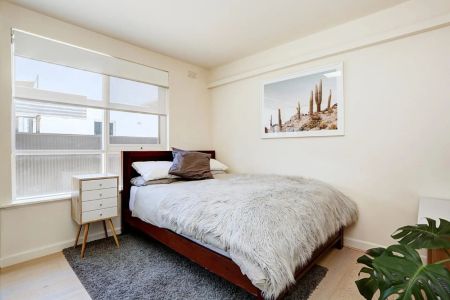 Incredibly spacious Ground Floor Apartment - Photo 3