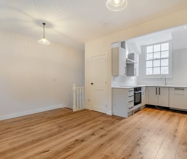 2 bedroom mews to rent - Photo 2