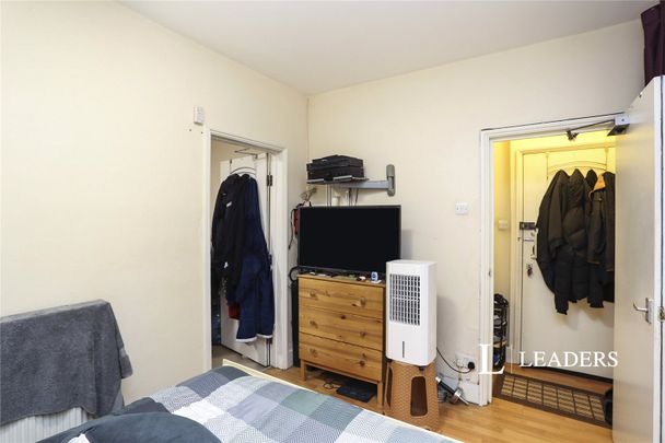 studio to rent Hither Green Lane, London, SE13 - Photo 1