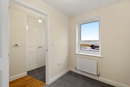 4 bedroom semi-detached house to rent - Photo 4