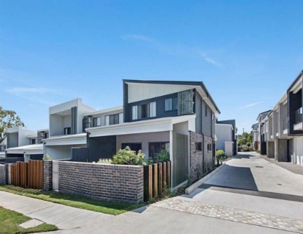 Modern 3-Storey Townhouse With Double Garage - Photo 1